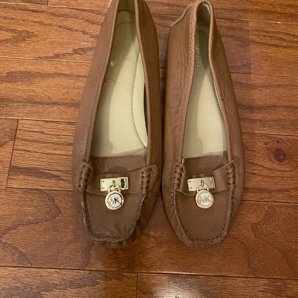 EUC women’s Michael Kors Brown Moccasins with Charm size 8